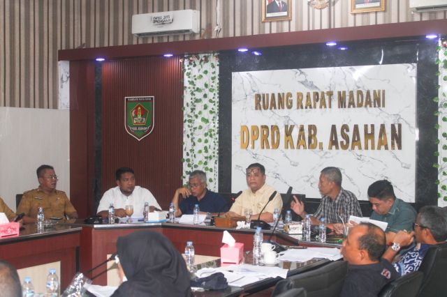 RAPAT PEMBAHASAN R-KUPA DAN R-PPAS PERUBAHAN TA 2025 OLEH BANGGAR DPRD ASAHAN BERSAMA TAPD KABUPATEN ASAHAN